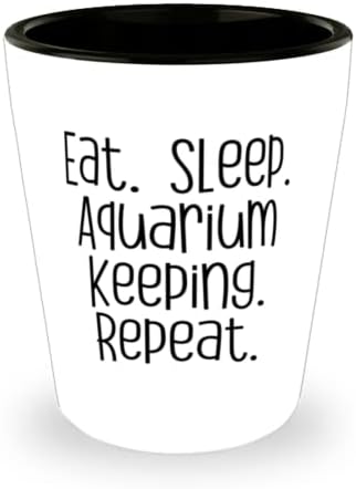 Čuvanje akvarija za prijatelje, jedite. Spavati. Čuvanje akvarija. Ponovite, slatki akvarij koji drži čašu, keramička šalica od