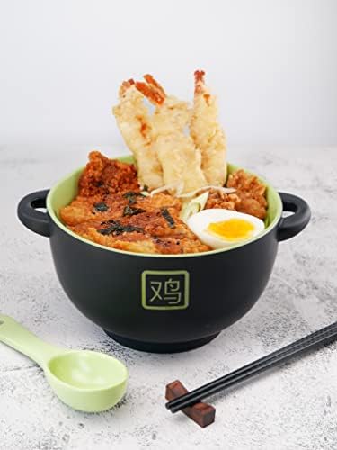 Japanski keramički ramen zdjelica - zdjela s rezancima s štapićima i juhom žlicom - zeleni pijetao japansko jelo za hranu - azijska