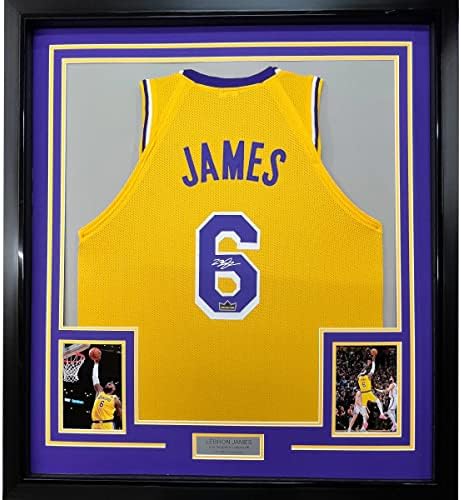 Uokvireni faksimilni autogramirani LeBron James 33x42 Los Angeles La Yellow Reprint Laser Auto Basketball Jersey