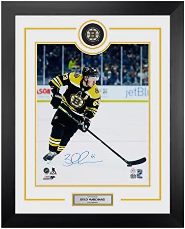 Brad Marchand potpisao je pak Boston Bruins u okviru 26h32-NHL Pak s autogramima